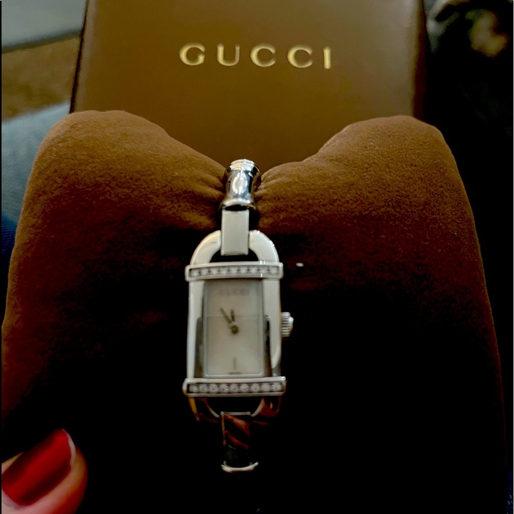 💯 Authentic Gucci Diamond Watch 6800L